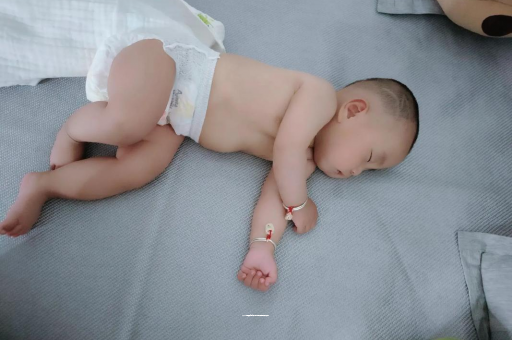 大理两个月宝宝肚子胀气